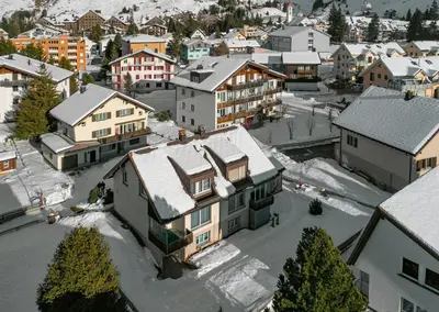 Das Gebäude in dem sich das Ferienhaus befindet