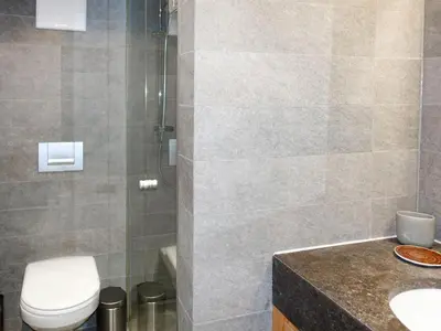 Ein Badezimmer in der Unterkunft Apartment Bergere-2 by Interhome