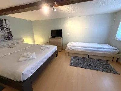 Ein Bett oder Betten in einem Zimmer der Unterkunft Chalet-Etage Mitten im Dorf