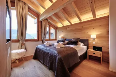 Ein Bett oder Betten in einem Zimmer der Unterkunft The Grindelwald Penthouse - GRINDELHOMES