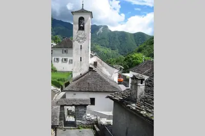 Ein allgemeiner Bergblick oder ein Berglick von des Ferienhauses aus