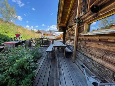 Ein Balkon oder eine Terrasse in der Unterkunft Charmant chalet authentique de montagne Bleusy- Nendaz idéal couple et famille