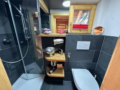 Ein Badezimmer in der Unterkunft Charmant chalet authentique de montagne Bleusy- Nendaz idéal couple et famille