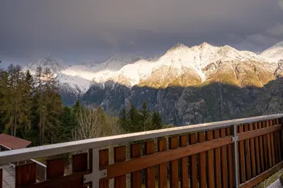 Ein allgemeiner Bergblick oder ein Berglick von der Ferienwohnung aus