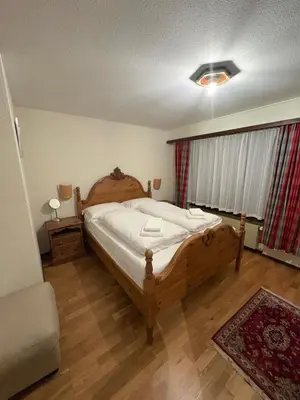 Ein Bett oder Betten in einem Zimmer der Unterkunft Modern Täsch Apartment with Free Parking