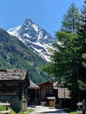 Ein allgemeiner Bergblick oder ein Berglick von des Chalets aus