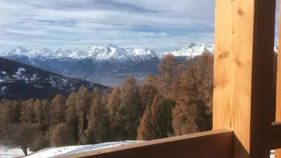 Ein allgemeiner Bergblick oder ein Berglick von des Chalets aus