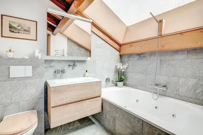 Ein Badezimmer in der Unterkunft Penthouse Zen Zermatt, 100m from Ski Lift and Piste