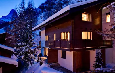Ein allgemeiner Bergblick oder ein Berglick von des Chalets aus