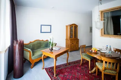 Ein Sitzbereich in der Unterkunft Carlton-Europe Vintage Adults Hotel