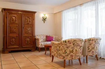 Ein Sitzbereich in der Unterkunft Badehotel Salina Maris – Wellness & Vintage