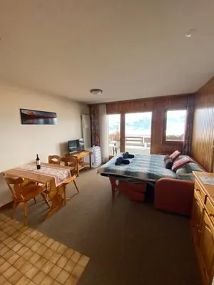 Ein Sitzbereich in der Unterkunft Studios Bellevue 1 et 2, ski lift 150m