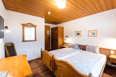 Ein Bett oder Betten in einem Zimmer der Unterkunft Hotel Brienzerburli