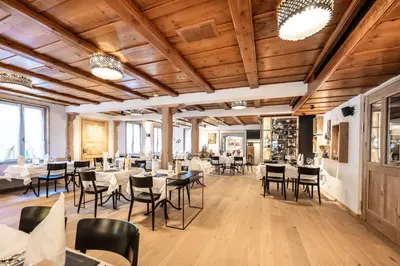 Ein Restaurant oder anderes Speiselokal in der Unterkunft Hotel Kemmeriboden-Bad AG