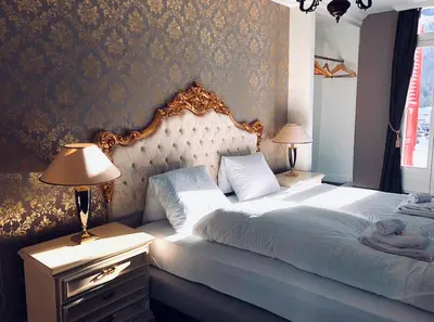 Ein Bett oder Betten in einem Zimmer der Unterkunft Historisches Hotel Bären