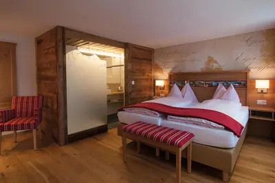 Ein Bett oder Betten in einem Zimmer der Unterkunft Alpenblick Hotel & Restaurant Wilderswil by Interlaken