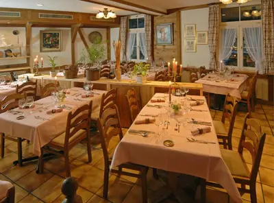 Ein Restaurant oder anderes Speiselokal in der Unterkunft Alpenblick Hotel & Restaurant Wilderswil by Interlaken