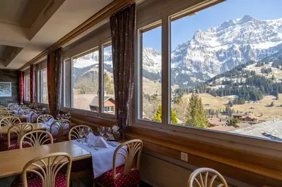 Ein allgemeiner Bergblick oder ein Berglick von des Hotels aus