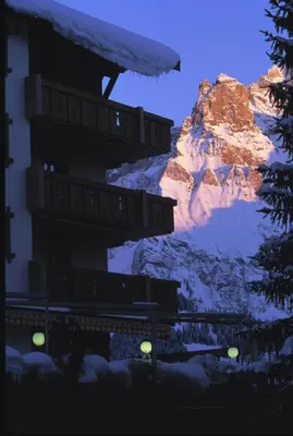 Ein allgemeiner Bergblick oder ein Berglick von des Hotels aus