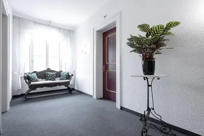 Ein Sitzbereich in der Unterkunft Hotel Lötschberg