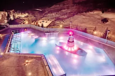 Der Swimmingpool an oder in der Nähe von Hotel Walliserhof-Leukerbad-Therme