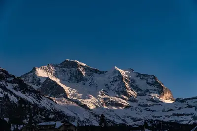 Ein allgemeiner Bergblick oder ein Berglick von des Aparthotels aus