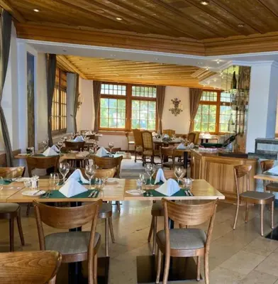 Ein Restaurant oder anderes Speiselokal in der Unterkunft Thermal Hotels & Walliser Alpentherme Leukerbad