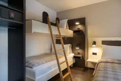 Ein Bett oder Betten in einem Zimmer der Unterkunft Hotel Derby Interlaken - self check-in