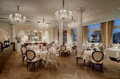 Ein Restaurant oder anderes Speiselokal in der Unterkunft Hotel Eden Spiez