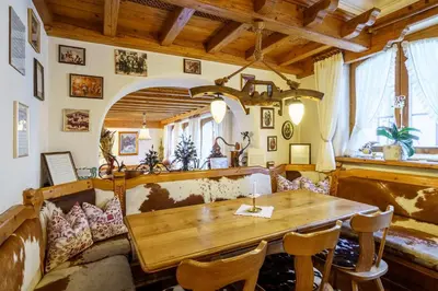Ein Sitzbereich in der Unterkunft Hotel Alpenroyal