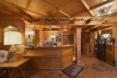 Ein Restaurant oder anderes Speiselokal in der Unterkunft Hotel Alpenroyal