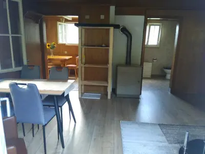 Ein Sitzbereich in der Unterkunft Ferien Cottage Flüehblüemli