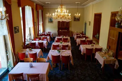 Ein Restaurant oder anderes Speiselokal in der Unterkunft Hotel Victoria