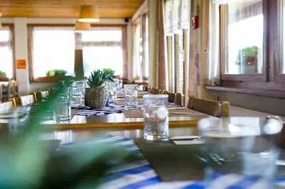Ein Restaurant oder anderes Speiselokal in der Unterkunft Berggasthaus Tannalp