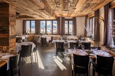 Ein Restaurant oder anderes Speiselokal in der Unterkunft Hotel THE LARIX ski-in ski-out