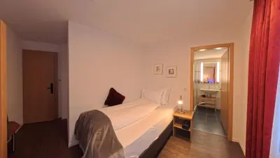Ein Bett oder Betten in einem Zimmer der Unterkunft Therme 51° Hotel Physio & Spa