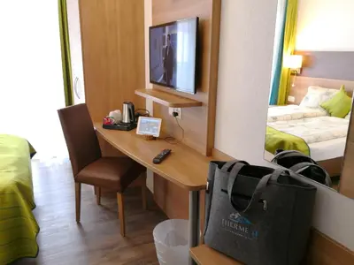 Ein Bett oder Betten in einem Zimmer der Unterkunft Therme 51° Hotel Physio & Spa