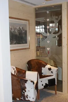 Ein Sitzbereich in der Unterkunft Hotel Hirschen - Grindelwald