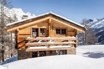 Ein allgemeiner Bergblick oder ein Berglick von des Chalets aus