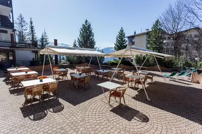 Ein Restaurant oder anderes Speiselokal in der Unterkunft Hôtel de la Forêt