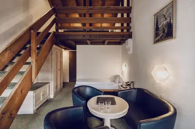 Ein Sitzbereich in der Unterkunft Hotel Chalet Swiss