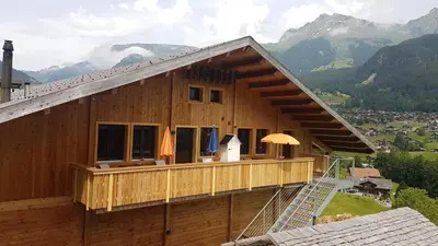 Ein allgemeiner Bergblick oder ein Berglick von des Bauernhofs aus