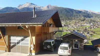 Ein allgemeiner Bergblick oder ein Berglick von des Bauernhofs aus