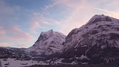 Ein allgemeiner Bergblick oder ein Berglick von des Bauernhofs aus