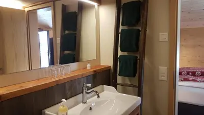 Ein Badezimmer in der Unterkunft Chalet bei der Arve