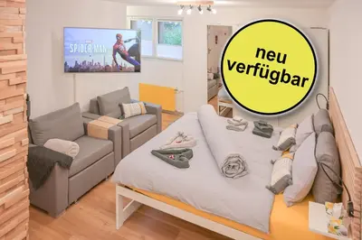 Ein Sitzbereich in der Unterkunft Ambassador Yellow Home
