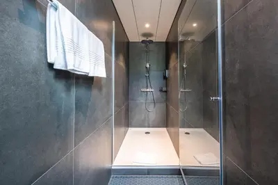Ein Badezimmer in der Unterkunft Parkhotel Gunten – Beach & Spa