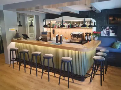 Lounge oder Bar in der Unterkunft Budget Waldhotel Unspunnen
