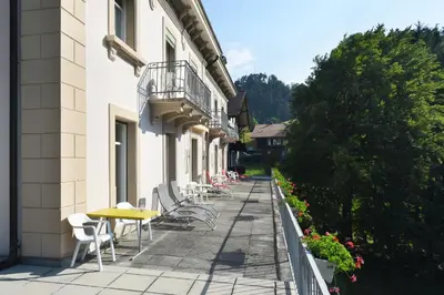 Ein Balkon oder eine Terrasse in der Unterkunft Budget Waldhotel Unspunnen