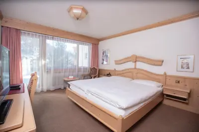 Ein Bett oder Betten in einem Zimmer der Unterkunft Hotel Alpenhof